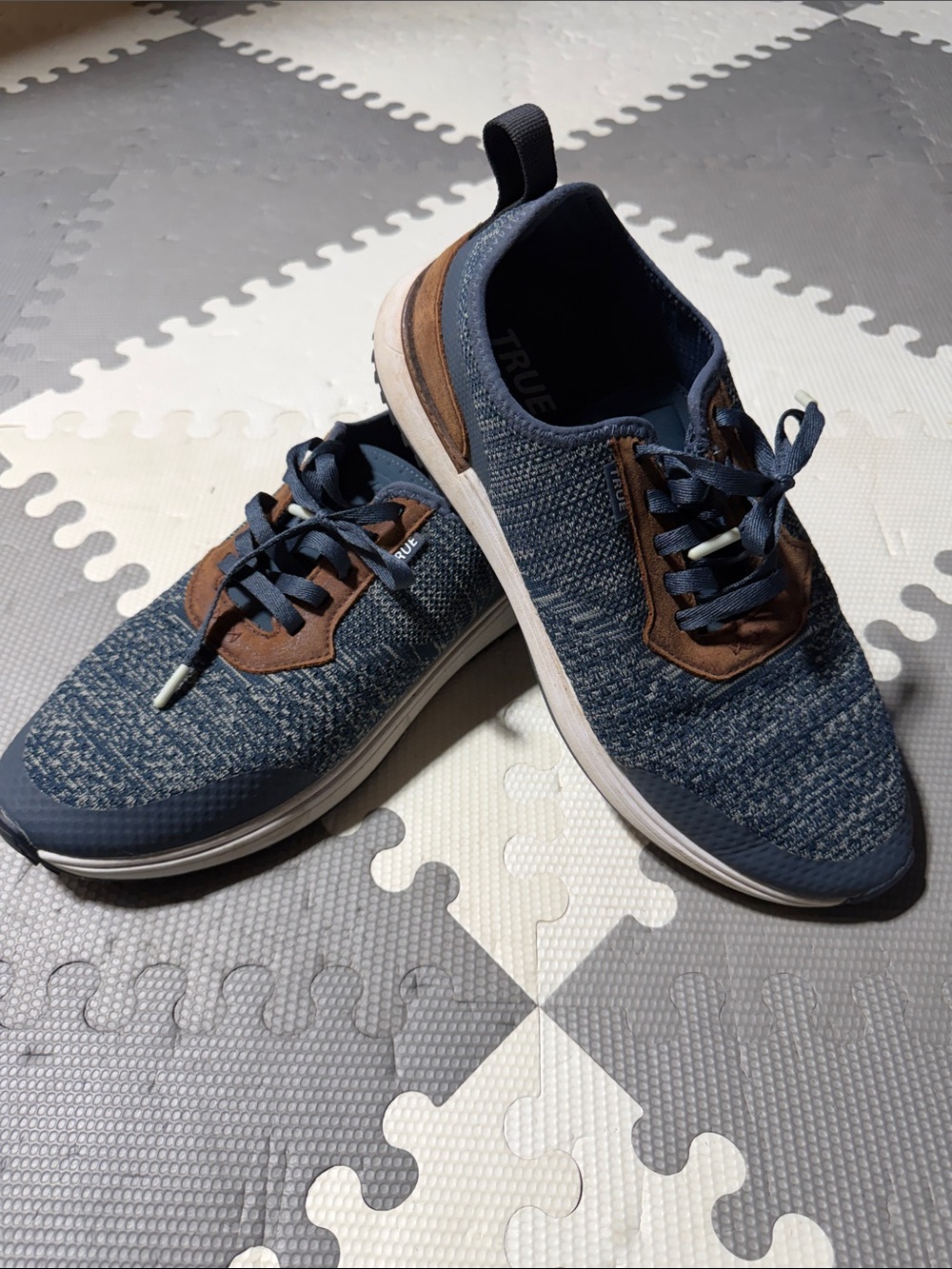 TRUE linkswear Men's Knit Lace-Up golf shoes in Navy with Brown Trim
